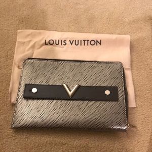 Louis Vuitton Essential V clutch